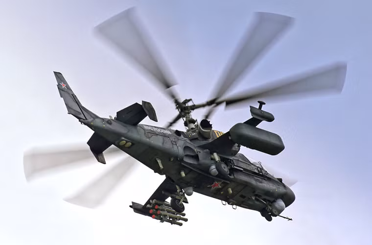 Với 6 giá treo vũ khí một chiếc trực thăng tấn công Ka-52 có thể mang theo tới 2 tấn vũ khí các loại gồm các loại tên lửa chống tăng dẫn đường, rocket phóng loạt và thậm chí là cả tên lửa không đối không.