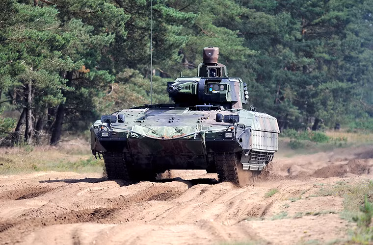 Nguyên nhân ban đầu được xác định là khi hoạt động dưới trời mưa, nước sẽ dần thấm qua các khe hở trên thân Puma vào bên trong xe khiến nó không thể hoạt động lâu dưới trời mưa. Còn phía Bộ Quốc phòng Đức lại cho rằng sự cố trên hoàn toàn không gây ảnh hưởng đến khả năng chiến đấu của dòng xe chiến đấu bộ binh này.