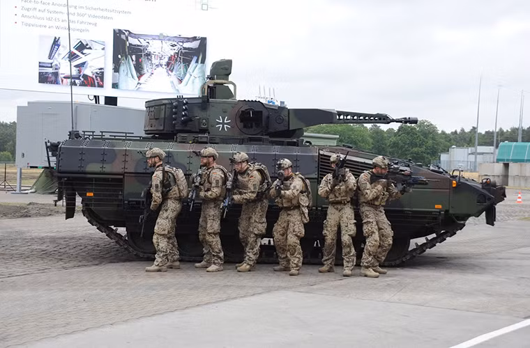 Phía truyền thông Đức cũng đặt ra câu hỏi, liệu các binh sĩ nước này sẽ chiến đấu như thế nào trong một chiếc xe đầy nước khi mà mùa thu và mùa mưa ở Đức sắp bắt đầu.