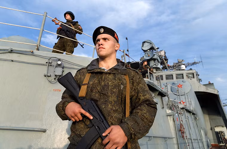 Tàu khu trục Phó Đô đốc Kulakov được Hải quân Liên Xô đưa vào trang bị từ năm 1982 phục vụ trong Hạm đội Biển Bắc. Đến năm 1991 nó tạm ngưng hoạt động để tiến hành sửa chữa nhưng quá trình này kéo dài tới 18 năm. Đến năm 2012 tàu Phó Đô đốc Kulakov mới chính thức hoạt động trở lại trong sứ mệnh chống cướp biển của Hải quân Nga tại Vịnh Eden.