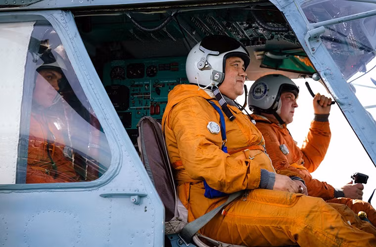 Trong ảnh là phi hành đoàn của một chiếc trực thăng chống ngầm Ka-27 chuẩn bị cho chuyến bay tuần tra trên biển một trong những hoạt động thường ngày trên tàu khu trục Phó Đô đốc Kulakov.