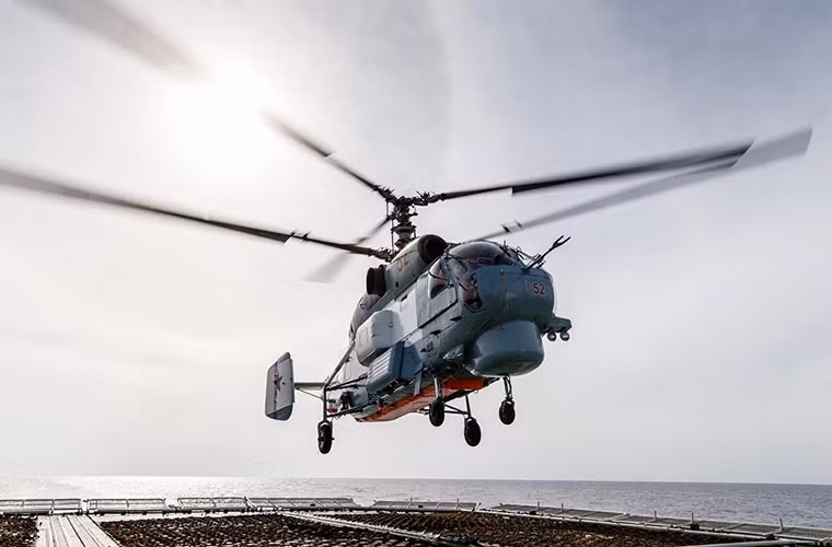 Hình ảnh chiếc trực thăng chống ngầm Ka-27 cất cánh khỏi tàu khu trục Phó Đô đốc Kulakov.
