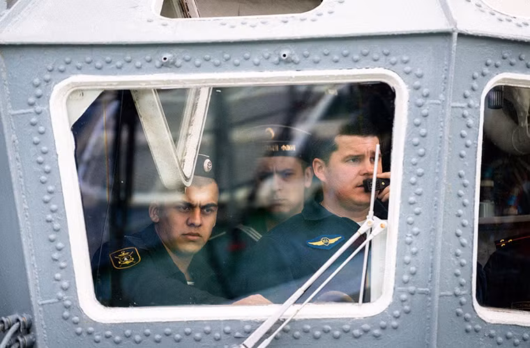 Hiện tại Hải quân Nga đang có khoảng 10 tàu chiến các loại đang hoạt động tại vùng Biển Địa Trung Hải trong đó có 4 tàu khu trục và tuần dương hạm. Số lượng tàu chiến Nga cũng đã tăng đáng kể tại dọc vùng ven biển Syria sau khi Thổ Nhĩ Kỳ bắn hạ một chiếc Su-24 của Nga khi đang hoạt động bên trong lãnh thổ Syria. Ngay lập tức Moscow đã điều động tàu tuần dương hạm Moscow mang theo tổ hợp phòng không tầm xa S-300F bảo vệ các hoạt động không kích của nước này tại Syria.