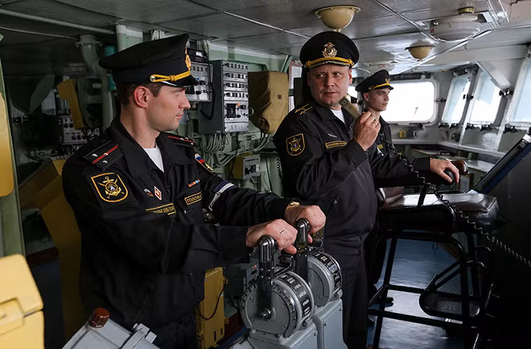 Trong ảnh là Đại tá Stanislav Varick chỉ huy trưởng của tàu tàu khu trục Phó Đô đốc Kulakov.