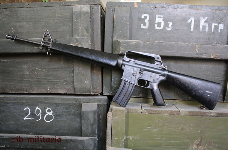 Dù khá hài lòng với AR-15 nhưng những hạn chế của mẫu súng này khiến Quân đội Mỹ tiếp tục cải tiến nó và kết quả cuối cùng là sự ra đời của M16 với thiết kế đặc trưng của AR-15 và đây cũng là mẫu súng trường tấn công đầu tiên của Mỹ được đưa vào trang bị đại trà.