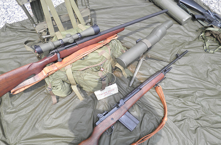 Trước khi được trang bị súng trường bắn tỉa M14, Quân đội Mỹ tại Việt Nam còn sở hữu một dòng súng trường bắn tỉa khác M40 nhưng nó chỉ phục vụ chủ yếu trong các đơn vị lính thủy đánh bộ. Giống M14, M40 cũng sử dụng đạn 7.62×51mm NATO, nó tầm bắn hiệu quả lên tới 800m với hộp tiếp đạn 5 viên và có tốc độ bắn 6 viên/phút.