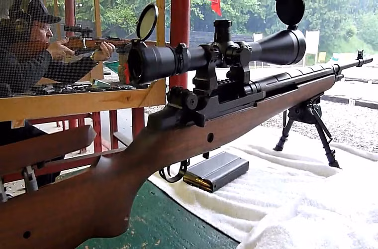 Mẫu súng tiếp theo được Quân đội Mỹ sử dụng trong chiến tranh Việt Nam là súng trường bắn tỉa M21. Về cơ bản nó là biến thể của súng trường M14 với việc bổ sung thêm ống ngắm tiêu chuẩn Leatherwood 3-9 và thanh rail điều chỉnh. Ngoài ra M21 còn được trang bị thêm nhiều loại đạn hơn M14 chuyên dành cho các nhiệm vụ bắn tỉa.