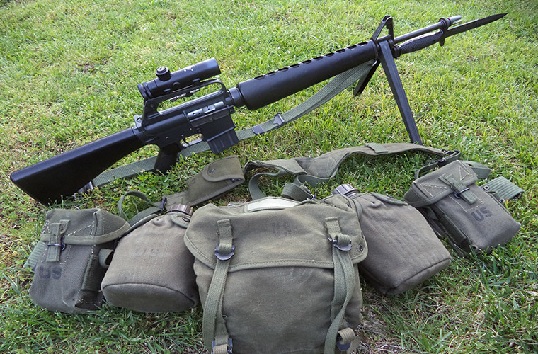 Sau M14, Quân đội Mỹ bắt đầu đưa AR-15 (tiền thân của M16) vào thử nghiệm tại chiến trường Việt Nam từ cuối những năm 1950. Nó có thiết kế hoàn toàn khác biệt với các dòng súng trường trước đó của Quân đội Mỹ và sử dụng mẫu đạn tiêu 5.56×45mm NATO.