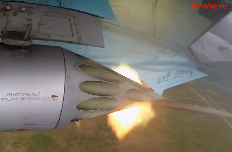 Hình ảnh dàn rocket trên Su-34 khai hỏa tiêu diệt các mục tiêu giả định tại Chauda. Bên cạnh trình diễn khả năng bay các phi công tham gia Aviadarts-2016 còn phải thể hiện khả năng tấn công mục tiêu mặt đất của mình với các loại vũ khí không điều khiển.