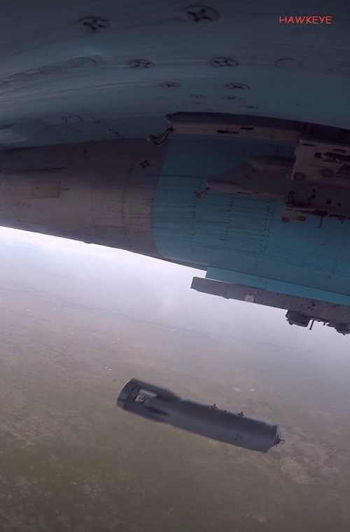 Khoảnh khắc Su-34 thả OFAB-250-270 xuống mục tiêu.