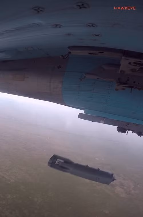 Khoảnh khắc Su-34 thả OFAB-250-270 xuống mục tiêu.