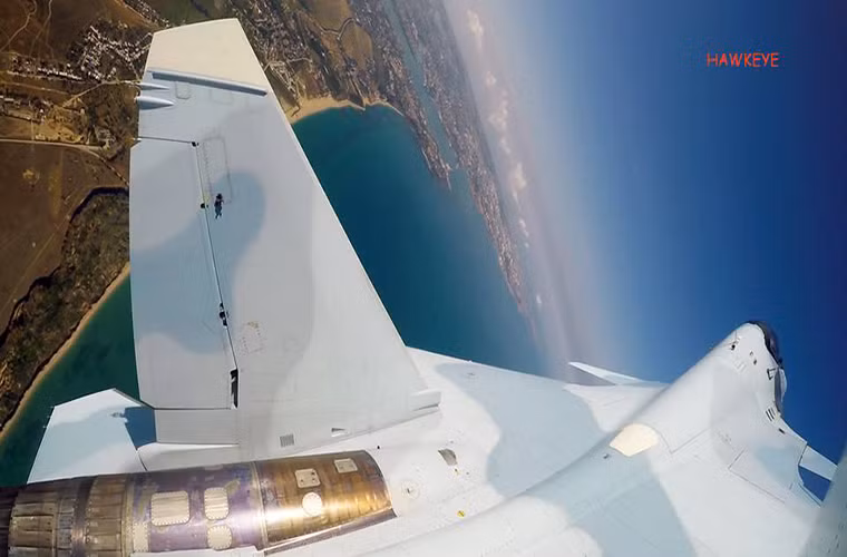 Vòng loại cuộc thi không quân quốc tế Aviadarts-2016 sẽ giúp Không quân Nga chọn ra được đội đại diện cho binh chủng này tham gia Aviadarts-2016 diễn ra vào tháng 8 tới. Cận cảnh phần thân của một chiếc Su-30SM được chụp từ camera được gắn trên cánh đuôi của nó.