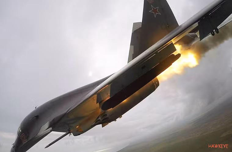 Ta có thể dễ dàng nhận thấy hình ảnh quả đạn rocket S-8 rời khỏi ống phóng thông qua một camera được đặt trên cánh của chiếc Su-34.