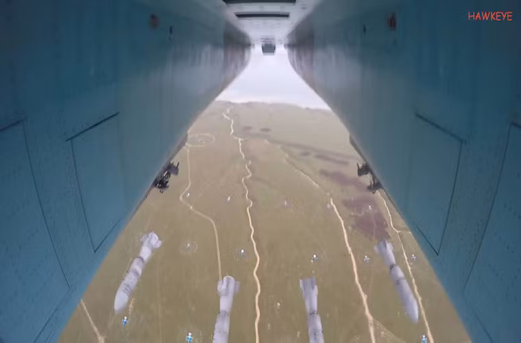 Hình ảnh những quả BetAB-500ShP được thả khỏi chiếc Su-30SM. BetAB-500ShP thường được sử dụng để tấn công các mục tiêu kiên cố như công sự, đường băng sân bay, đường cao tốc, bê tông cốt thép và nó cũng có thể xuyên phá 500mm thép cán.