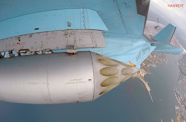 Còn đây là chiếc tiêm kích bom Su-34 mang theo tổ hợp ống phóng rocket S-8 80mm với tầm bắn tối đa có thể lên đến 4km.