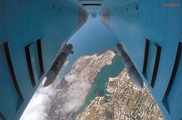 Quay lại chiếc Su-30SM phía dưới bụng của chiếc tiêm kích đa năng này là những quả bom xuyên phá BetAB-500ShP - một trong những dòng bom thông dụng của Không quân Nga.