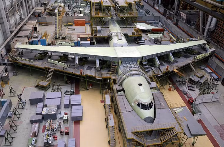 Sải cánh của một chiếc Il-476 dài tới hơn 50m với trọng lượng cất cánh tối đa có thể đạt 195 tấn đối với phiên bản Il-76 tiêu chuẩn.