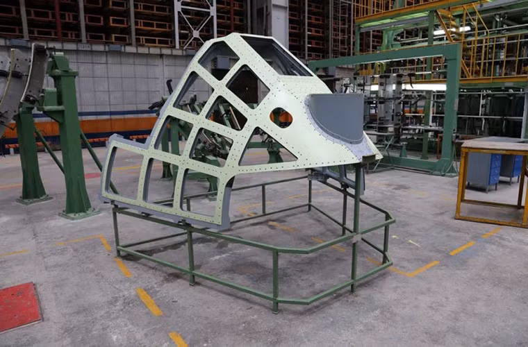 Phần mũi máy bay của một chiếc Il-476 đang đợi được lắp ráp.