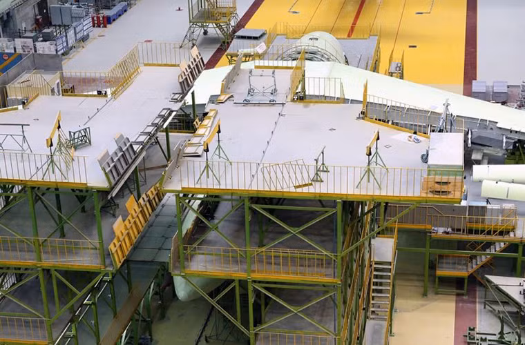 Sau khi phần thân của Il-476 được hoàn thiện thì lúc này phần cánh chính được lắp sẵn của nó mới được đưa vào dây chuyền.