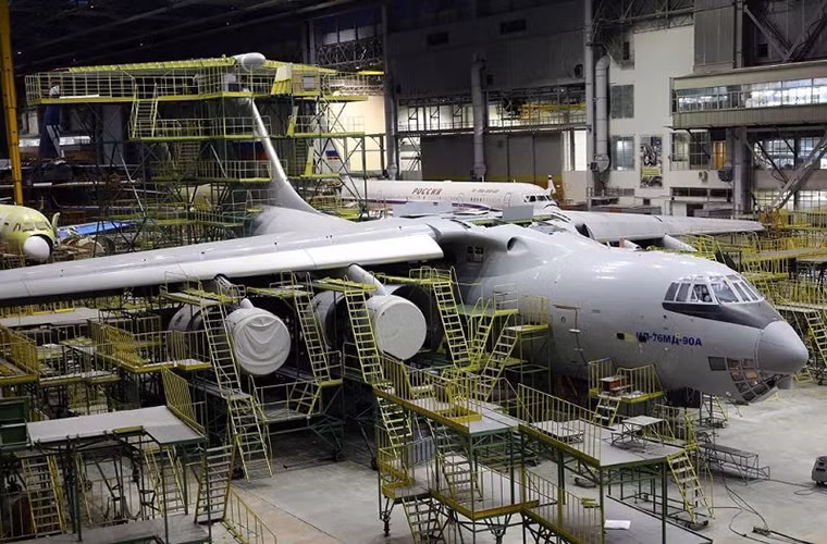 Một chiếc Il-476 gần như được hoàn thiện với lớp sơn ngụy trang mới của các dòng máy bay vận tải quân sự của Không quân Nga.