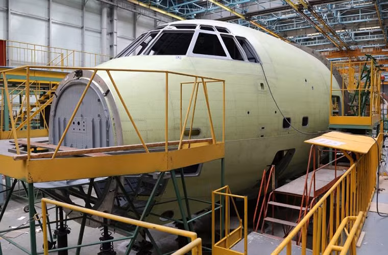 Trong ảnh là phần đầu của một chiếc Il-476 trong dây chuyền lắp ráp, mỗi phần hay bộ phận của một chiếc IL-467 đều được Aviastar-SP sản xuất từ trước và chúng sẽ được lắp ráp lại với nhau tại dây chuyền lắp ráp chính.