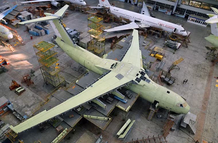 Hình ảnh một chiếc Il-476 khác được lắp ráp đồng thời tại Aviastar-SP với phần thân và cánh máy bay vẫn chưa được hoàn thiện.