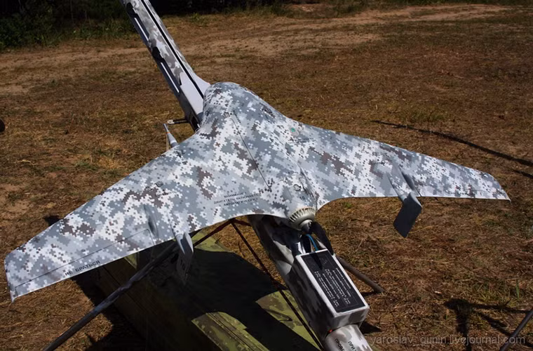 UAV tiêu chuẩn thứ hai của Quân đội Nga là Eleron 3 được giới thiệu lần đầu tiên từ năm 2011. Nó cũng sử dụng một giá phóng di động để triển khai, tuy nhiên Eleron 3 có kích thước nhỏ gọn và khó bị phát hiện hơn Orlan-10.