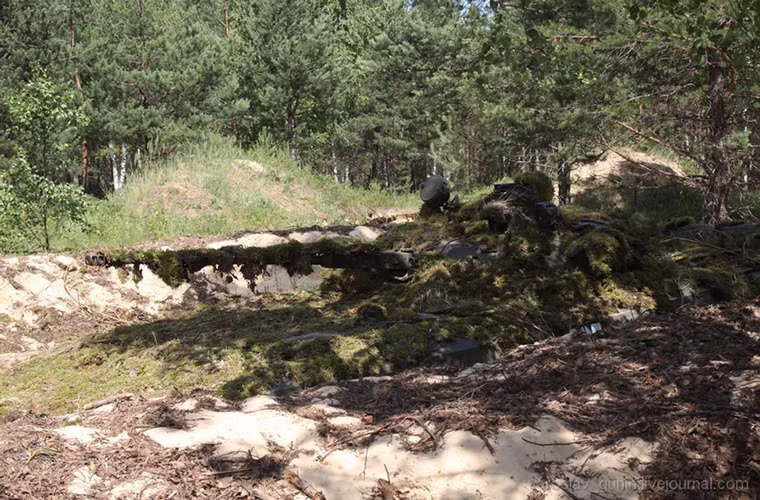 Xe chiến đấu bộ binh BMP-2 được ngụy trang hỗ trợ cho đơn vị trinh sát Nga, với kiểu ngụy trang này rất khó để có thể nhận ra nó từ trên không.