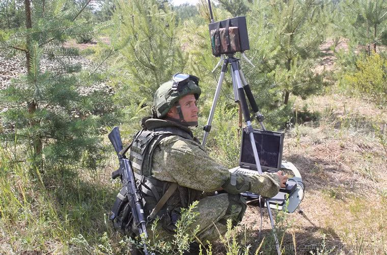 Orlan-10 chỉ cần tới một binh sĩ điều khiển với một trạm điều khiển mini dưới mặt đất, nó có giờ gian hoạt động lên tới 16 tiếng trong phạm vi 140km. Mẫu UAV này được trang bị một động cơ đẩy cánh quạt chạy bằng xăng với tốc độ bay tối đa 150km/h.