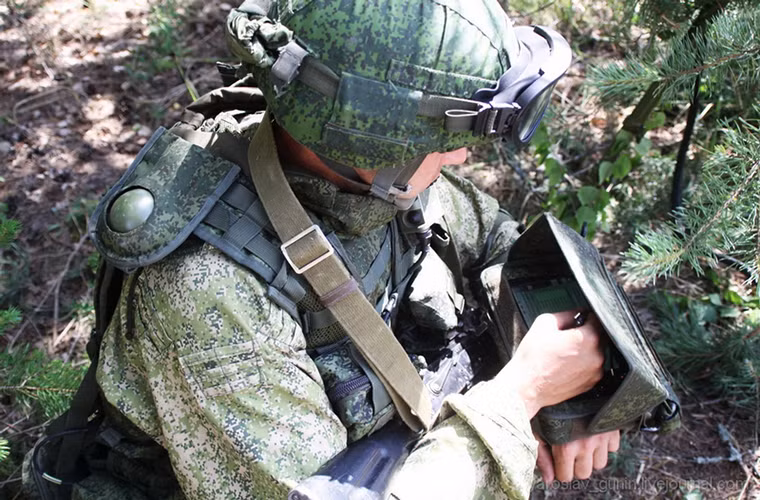 Trong ảnh là một binh sĩ Nga điều khiển Eleron 3 thông qua một thiết bị cầm tay. Nó cũng có thể được điều khiển thông qua một máy tính xách tay riêng khi cần thiết. Do có kích thước hạn chế nên Eleron 3 chỉ có tầm hoạt động tầm 50km với thời gian hoạt động khoảng 2 tiếng.