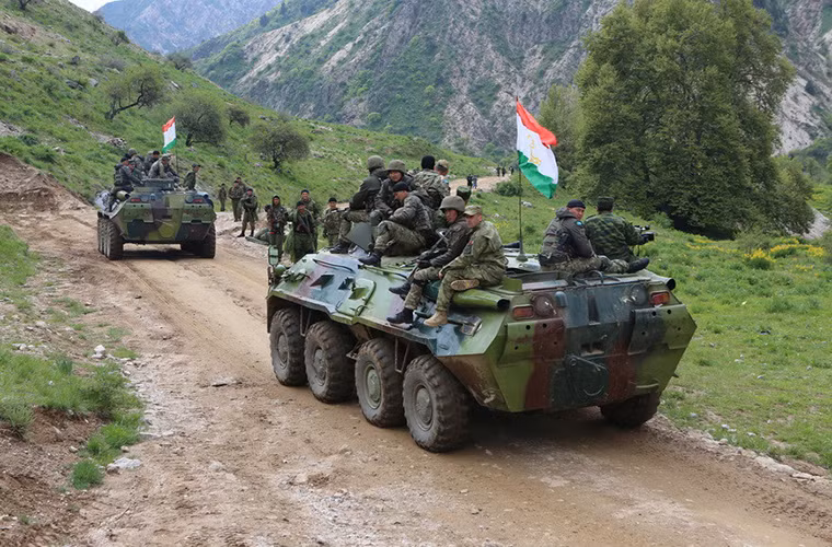 Quân đội Tajikistan có quy mô khá nhỏ và chỉ được trang bị các loại vũ khí có từ thời Liên Xô. Do đó quốc gia này phải dựa một phần vào các đơn vị quân sự của CSTO đóng quân tại đây để duy trì an ninh dọc khu vực biên giới.