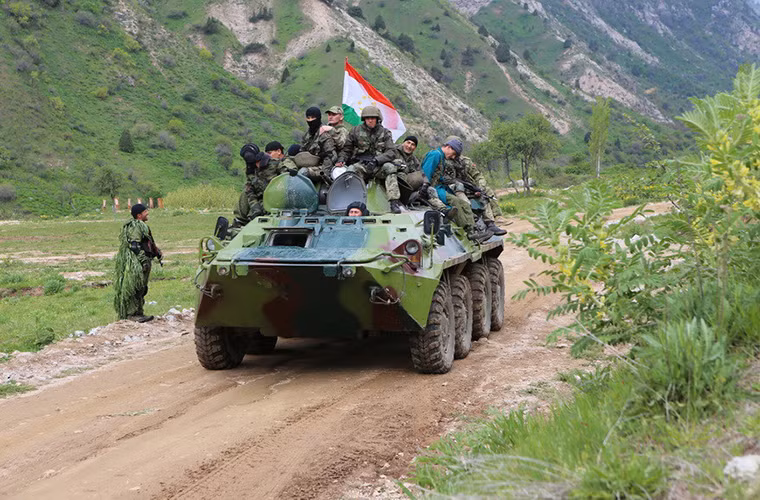 Xe bọc thép của Tajikistan được điều động tham gia diễn tập chống khủng bố tại Magobi.