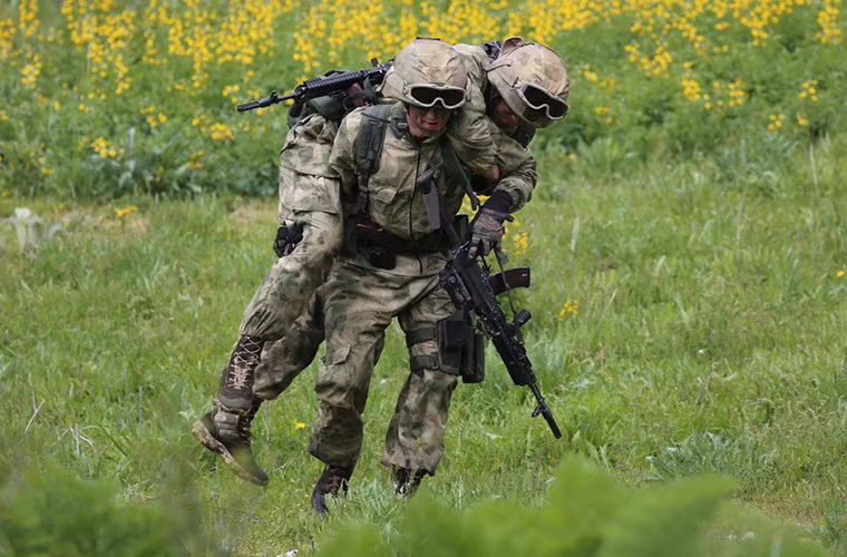 Hình ảnh một lính đặc nhiệm CSTO cõng đồng đội bị thương của mình trong một tình huống diễn tập giả định.