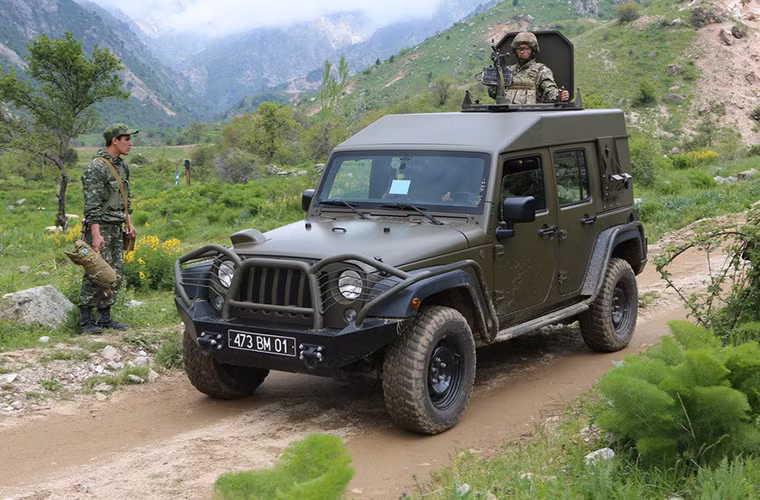 Một phần trong kịch bản diễn tập là việc trấn áp các phần tử khủng bố hoạt động tại khu vực vùng núi sát biên giới Tajikistan và Afghanistan.