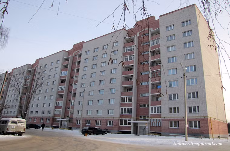 Ngày nay trường tăng thiết giáp 467 đặt trụ sở chính tại Kovrov, vùng Vladimir và nhiều phân hiệu phụ trên khắp nước Nga với 39 chuyên ngành đào tạo, nơi học tập và huấn luyện của 6.500 học viên trong và ngoài Quân đội Nga. Trong ảnh là một khu phức hợp bên trong trường tăng thiếp giáp 467 được xây dựng mới từ năm 2008 bên cạnh các tòa nhà khác có từ thời Liên Xô.