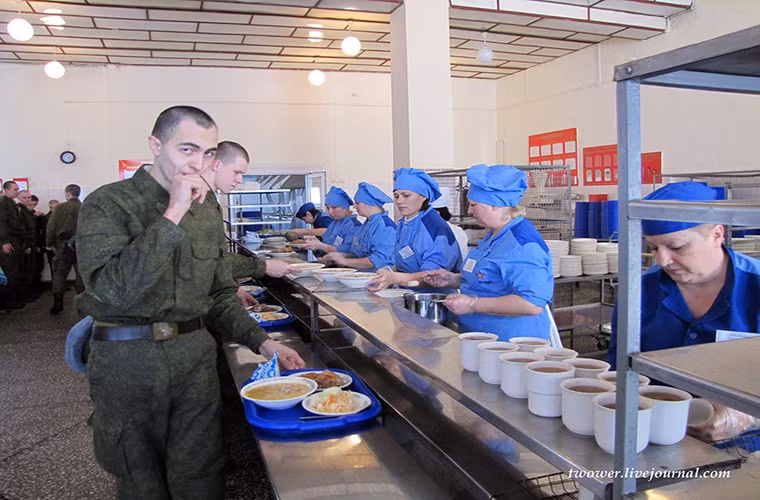 Có một điều khá thú vị là việc ăn uống của các học viên và nhân viên tại trường tăng thiết giáp 467 đều do một công ty thực phẩm tư nhân phụ trách.