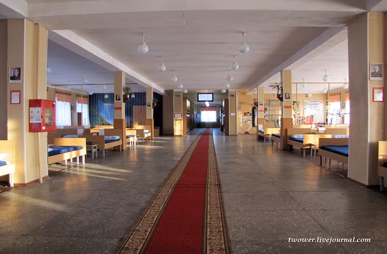 Một góc ký túc xá dành cho các học viên bên trong 467 với thiết kế khá giống bên trong các doanh trại quân đội của Nga.