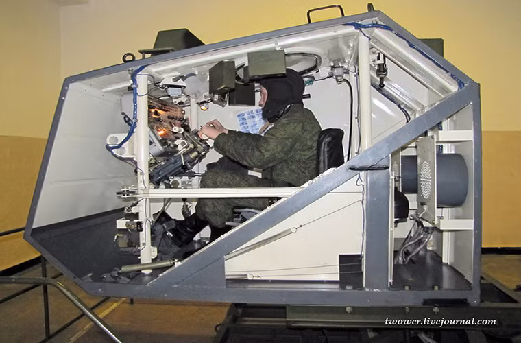 Một học viên thực hành bên trong thiết bị mô phỏng xe chiến đấu bộ binh BMP-3 tại trường tăng thiết giáp 467.