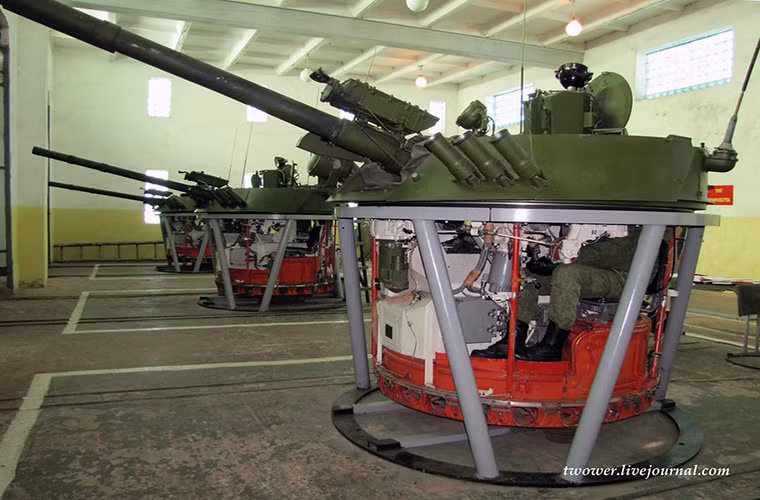 Tháp pháo của BMP-3 chỉ cần vận hành bởi hai binh sĩ, trong khi đó số vũ khí nó mang theo không hề ít với pháo chính 100mm, pháo đồng trục 30mm và cả tên lửa chống tăng dẫn đường 9M117 Bastion.