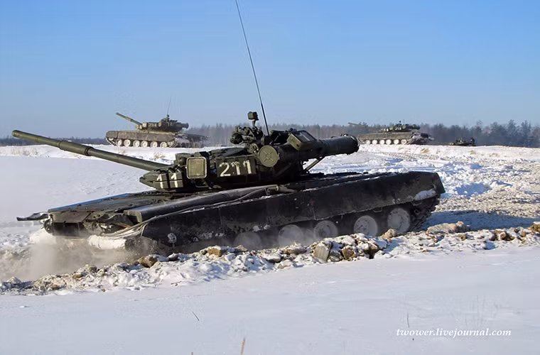 Trong ảnh là đội hình T-80B dùng cho huấn luyện tại trường tăng thiết giáp 467.