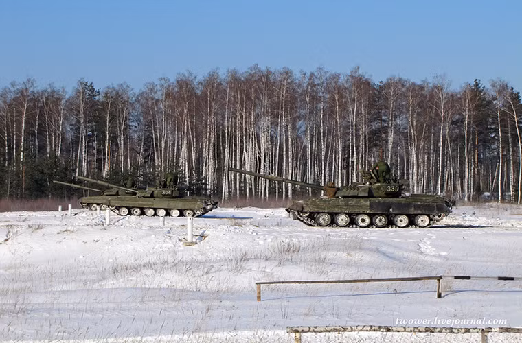Hầu hết các dòng xe tăng chiến đấu chủ lực hiện đại nhất của Nga đều có mặt tại trường tăng thiết giáp 467 từ T-72 cho đến T-90.