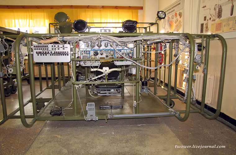 Một thiết bị mô phỏng khác của BMP-3 với toàn bộ hệ thống điện và thiết bị điện tử như trên xe thật.