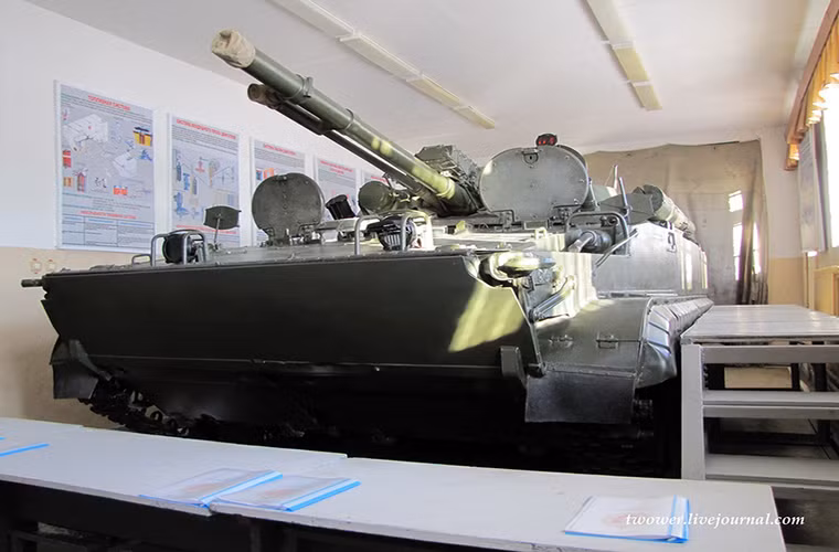 Một chiếc BMP-3 dùng trong huấn luyện tại trường tăng thiết giáp 467, nó được vận hành bởi 3 binh sĩ gồm chỉ huy xe, lái xe và xạ thủ. Bên cạnh đó BMP-3 còn có thể chở theo 7 binh sĩ cùng đầy đủ trang bị.