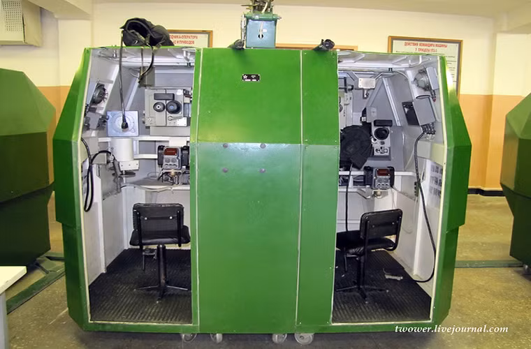 Cạnh đó là một thiết bị mô phỏng khác dành cho kíp chiến đấu trên xe chiến đấu bộ binh BMP-2.