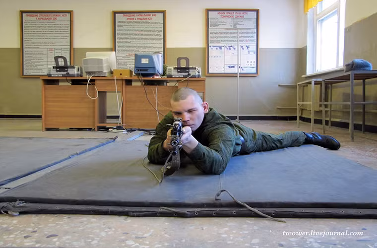 Tất nhiên không thể thiếu các bài huấn luyện sử dụng súng bộ binh.