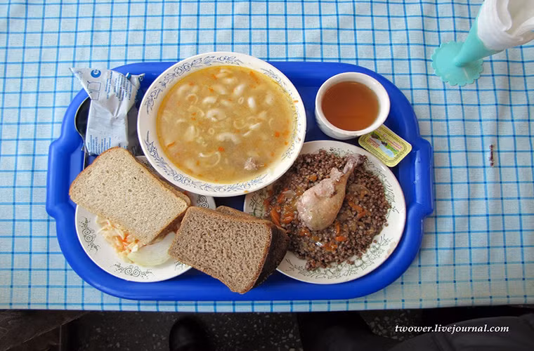 Bữa trưa đầy dinh dưỡng của một học viên tại trường tăng thiết giáp 467.