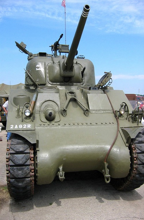 Về vũ khí, xe tăng M4 Sherman được trang bị pháo chính khá khiêm tốn với pháo 75mm M3 L/40 đi kèm 90 viên đạn, nhưng trên chiến trường nó bị đánh giá là thứ thừa thải khi không thể xuyên qua nổi giáp xe tăng của quân Đức. Còn vũ khí phụ Sherman được trang bị một súng máy hạng nặng 12,7mm và hai súng máy hạng nhẹ 7,62mm chủ yếu là chống bộ binh.