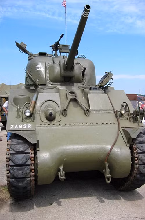 Về vũ khí, xe tăng M4 Sherman được trang bị pháo chính khá khiêm tốn với pháo 75mm M3 L/40 đi kèm 90 viên đạn, nhưng trên chiến trường nó bị đánh giá là thứ thừa thải khi không thể xuyên qua nổi giáp xe tăng của quân Đức. Còn vũ khí phụ Sherman được trang bị một súng máy hạng nặng 12,7mm và hai súng máy hạng nhẹ 7,62mm chủ yếu là chống bộ binh.