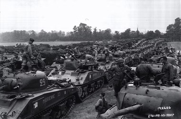 Xe tăng M4 Sherman được các công ty Mỹ đưa vào sản xuất hàng loạt vào năm 1941 và chỉ một năm sau đó nó đã xuất hiện trên chiến trường. Mỗi chiếc Sherman nặng tối đa hơn 30 tấn được trang bị một động cơ Continental R975 có công suất 400 mã lực với tốc độ hành quân tối đa là 48km/h cùng tầm hoạt động chỉ hơn 190km.