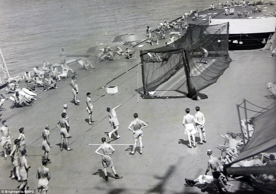 Trước đây các bức ảnh này đã được Edward để lại cho vợ là Edith và được giữ trong một hộp nhỏ. Hiện không ai biết rõ các tác giả của những bức ảnh nhưng hầu hết ảnh đều có chất lượng cao, được các nhà quân sử rất quan tâm. Ảnh lính Australia tham gia chơi bóng trên tàu sân bay HMS Formidable (Nguồn: Brightwells).